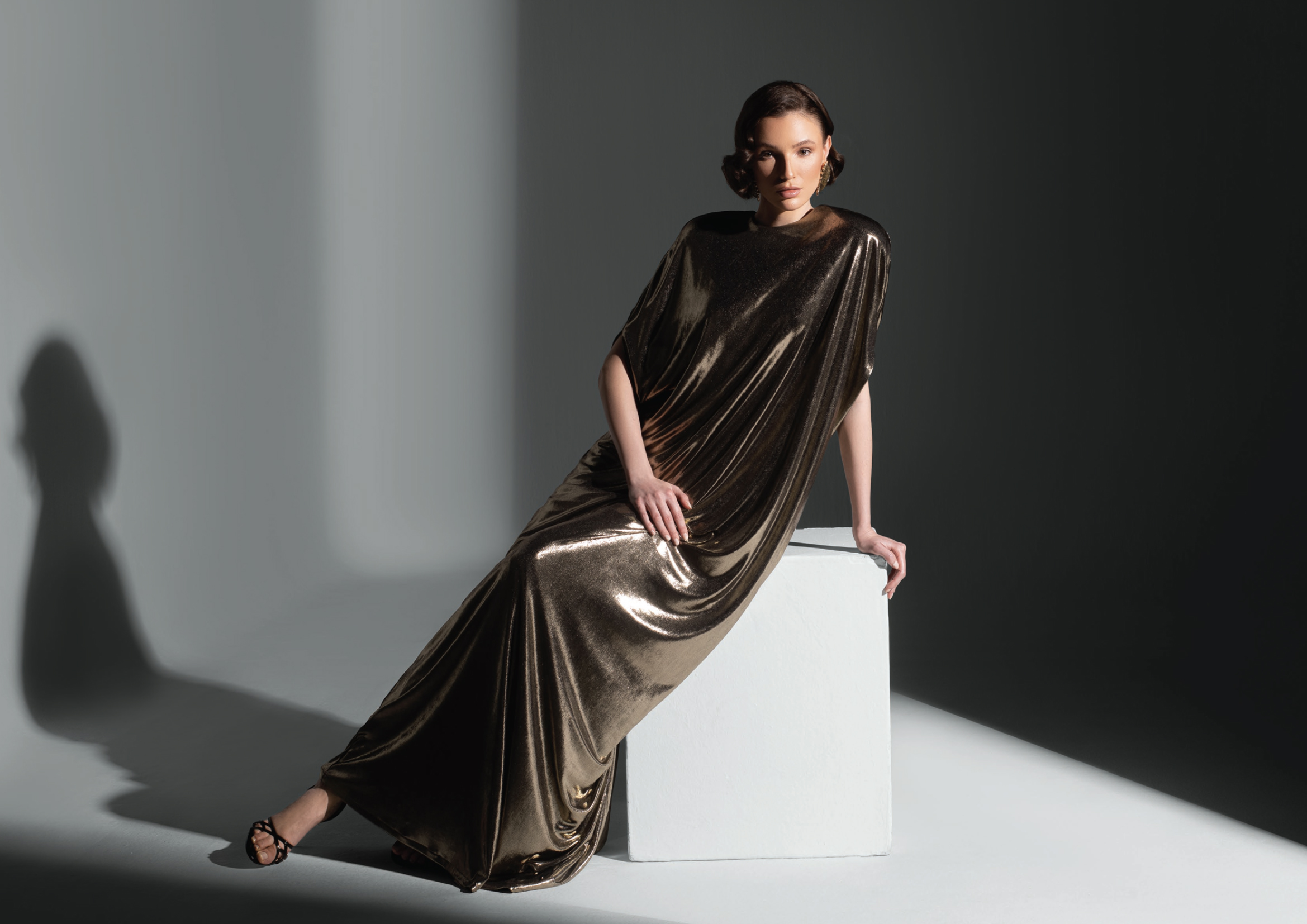 Gold lamé kaftan, studio